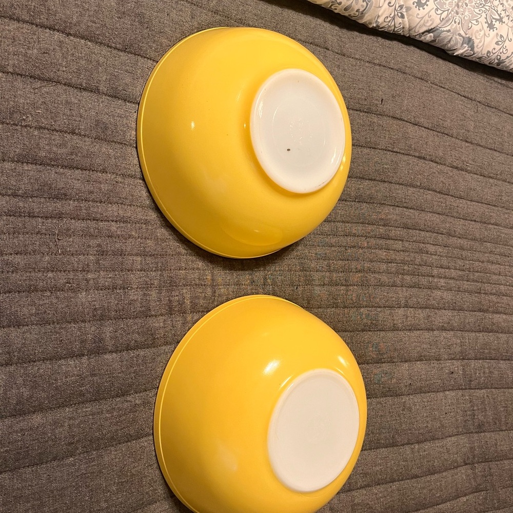 2 Pyrex Antique classic large yellow bowls, our mothers and grandmothers bowls. - Picture 4 of 5